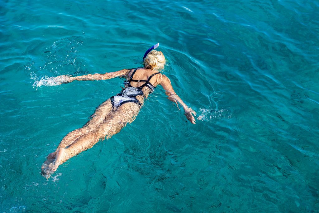 Mujer haciendo snorkel