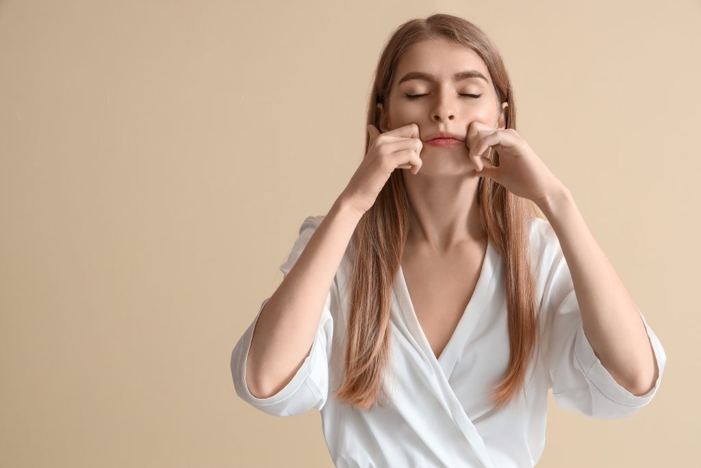 ejercicios yoga facial